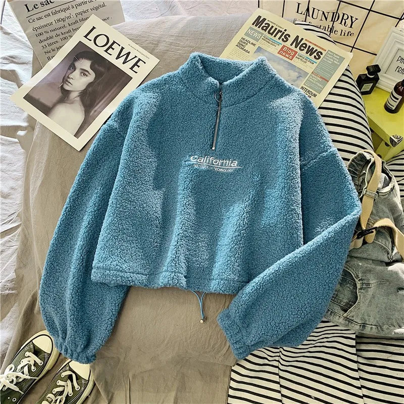 Hoodie Cropped de Polar – Estilo Cozy Urbano